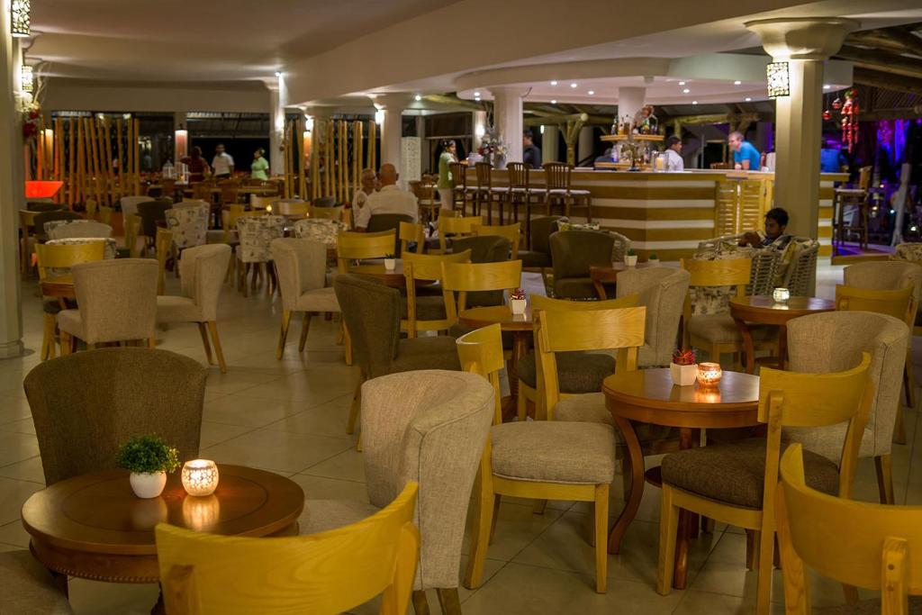 Mūsdienīgs restorāns ar elegantiem koka galdiem un krēsliem, kas radīts patīkamas atmosfēras baudīšanai. Apgaismojums un interjers veido relaksējošu vidi, ideāli piemērotu vakariņām vai sanākšanai ar draugiem.