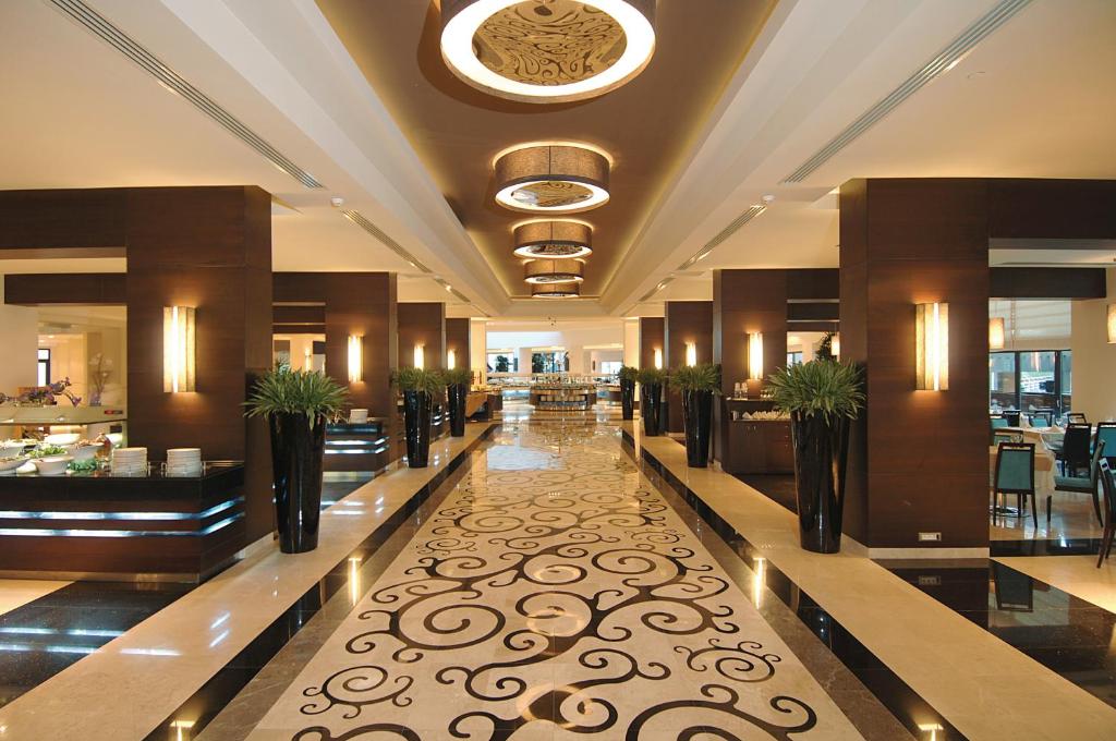 Eleganta ieeja Susesi Luxury Resort ar greznu apgaismojumu un stilīgu dizainu.