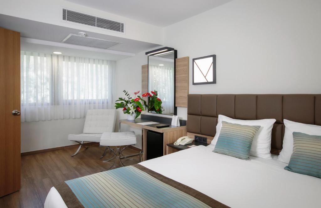 Mūsdienīgs numurs Kimeros Park Holiday Village ar gultu un darba stūri.