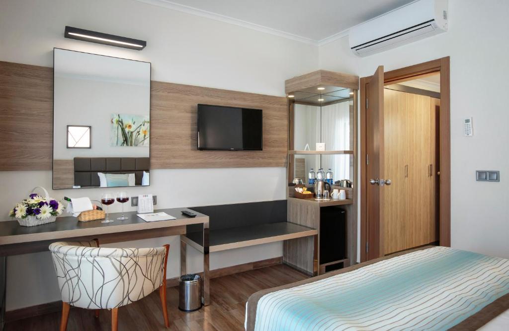 Mūsdienīgs numurs Kimeros Park Holiday Village ar televizoru un galdu.