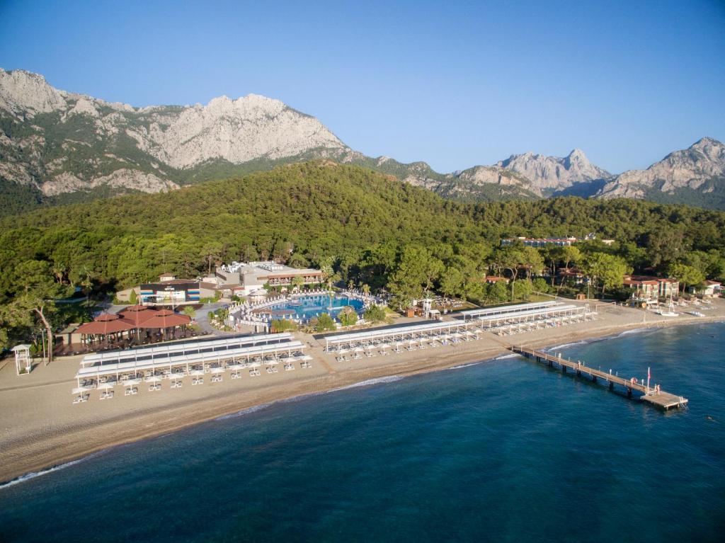Kimeros Park Holiday Village piekrastes skats ar kalniem fona