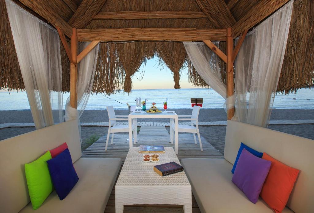 Kimeros Park Holiday Village atpūtas zona piekrastē ar skatu uz jūru
