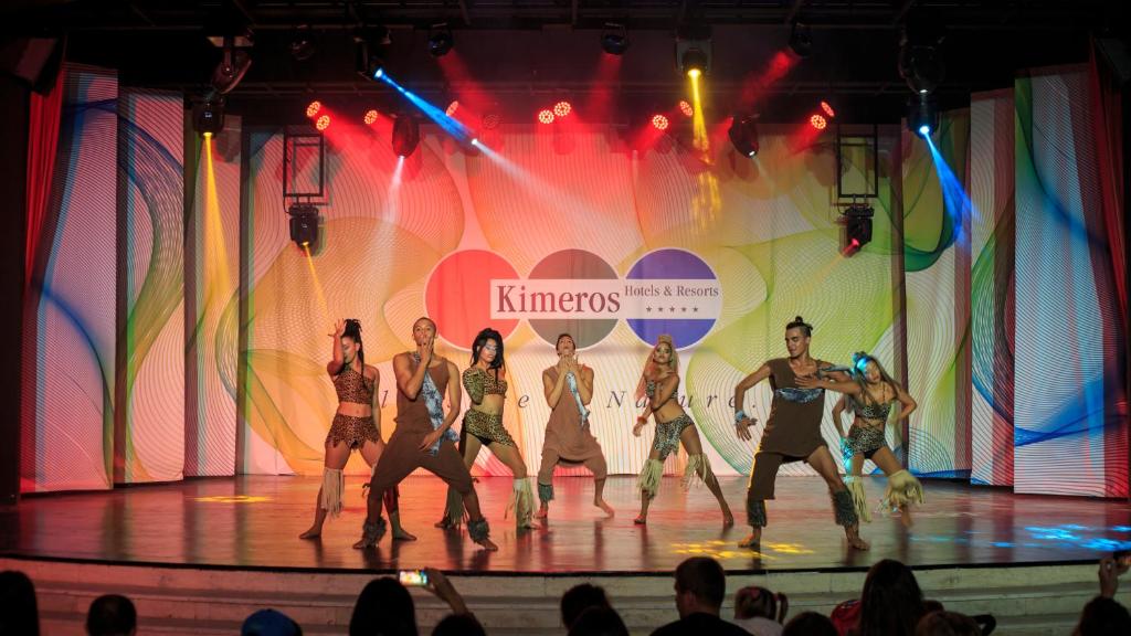 Dejotāji uz skatuves Kimeros Park Holiday Village izklaides šovā.