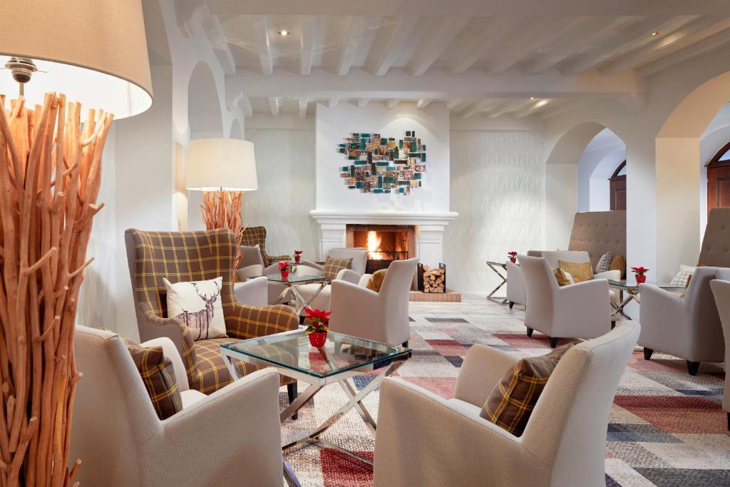 Mūsdienīgs viesnīcas interjers ar ērtām atpūtas vietām, kamīnu un dekoratīvām gleznām. Siltas krāsas un stilīgas mēbeles rada mājīgu atmosfēru.