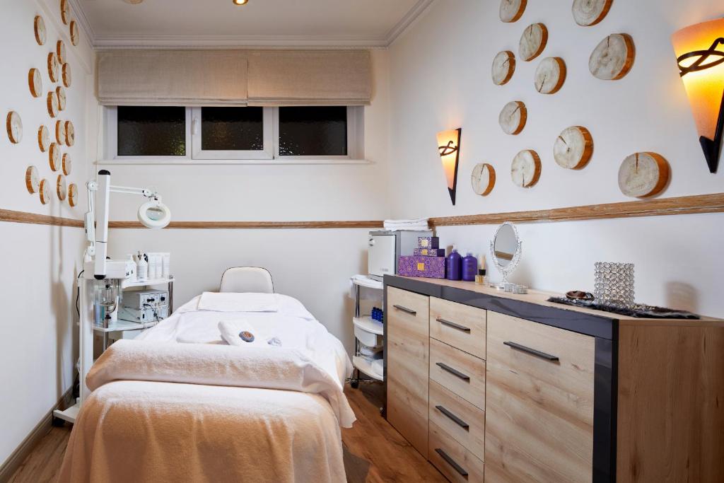 Skaisti un relaksējoši kosmētikas kabineta interjeri ar gultu, estētiskiem aksesuāriem un apgaismojumu.