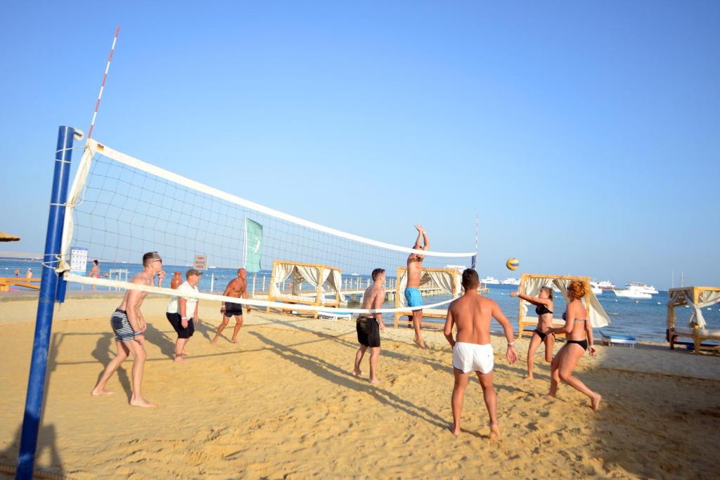 Pludmalē spēlē volejbolu Albatros White Beach Resort viesi.