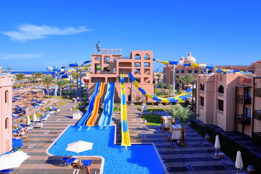 Ūdens slidkalniņi un baseins pie Albatros Aqua Blu Resort