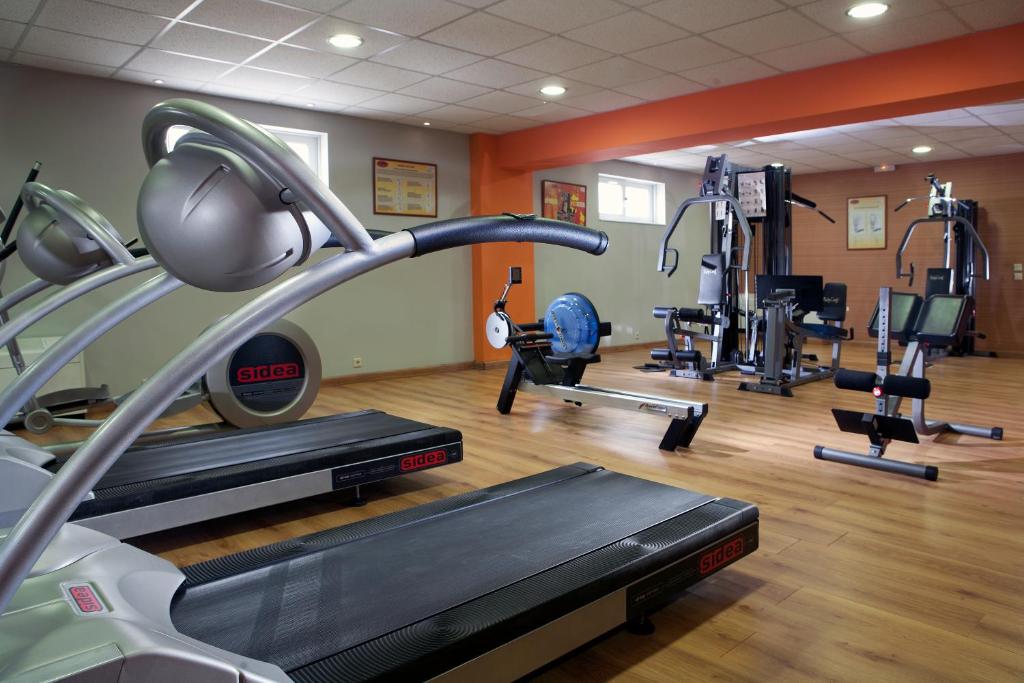 Sporta zāle ar modernām trenažieru iekārtām un koka grīdu, kas nodrošina komfortablu vidi treniņiem. Telpas gaišas un labi apgaismotas, radot iedvesmojošu atmosfēru fiziskajām aktivitātēm.