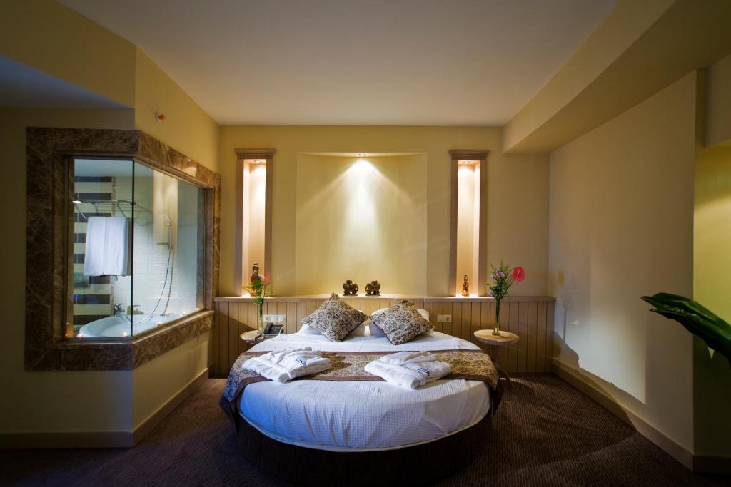 Mūsdienīgs numurs Saphir Resort & Spa ar apaļu gultu un vannu