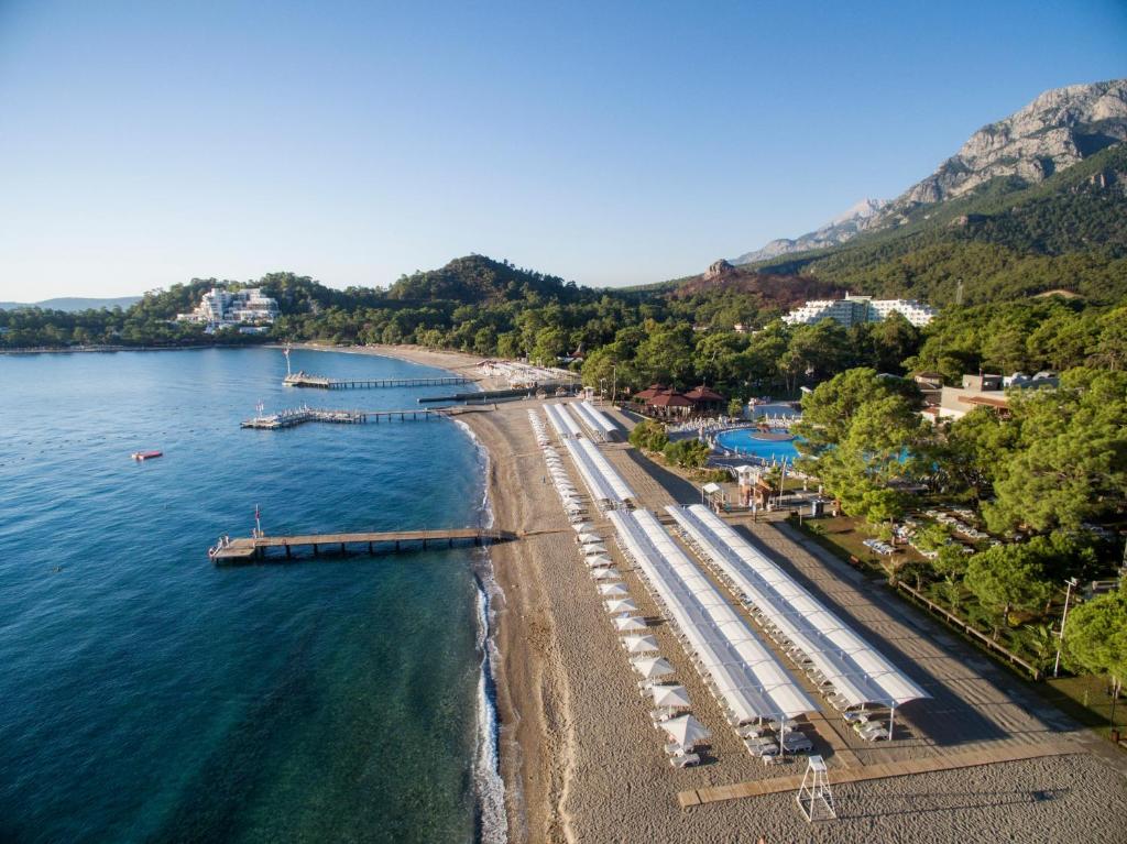 Kimeros Park Holiday Village pludmale ar saules gultām un skatu uz kalniem