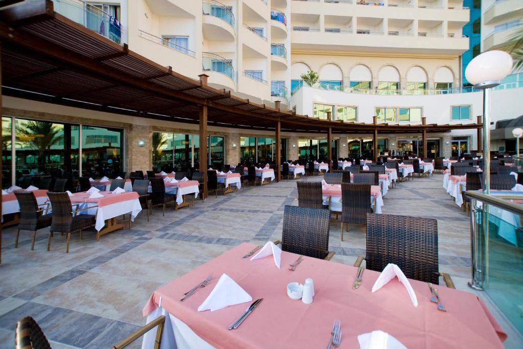Āra restorāns pie Saphir Resort & Spa ar elegantām galdiņām un saulainu atmosfēru.