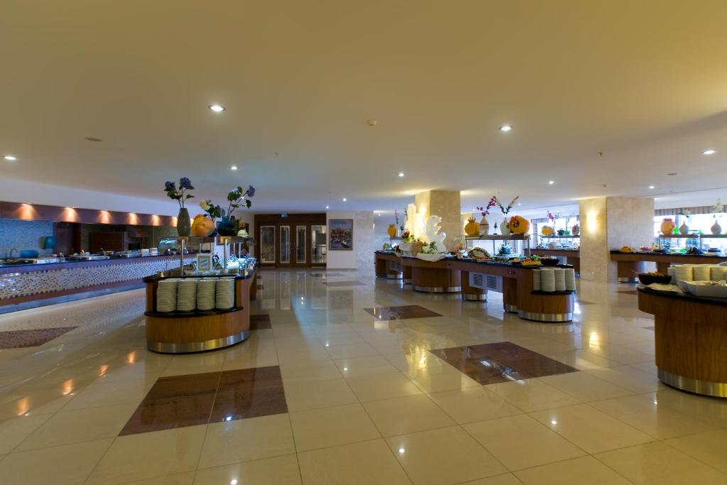 Saphir Resort & Spa bufete ar dažādiem ēdieniem un dzērieniem