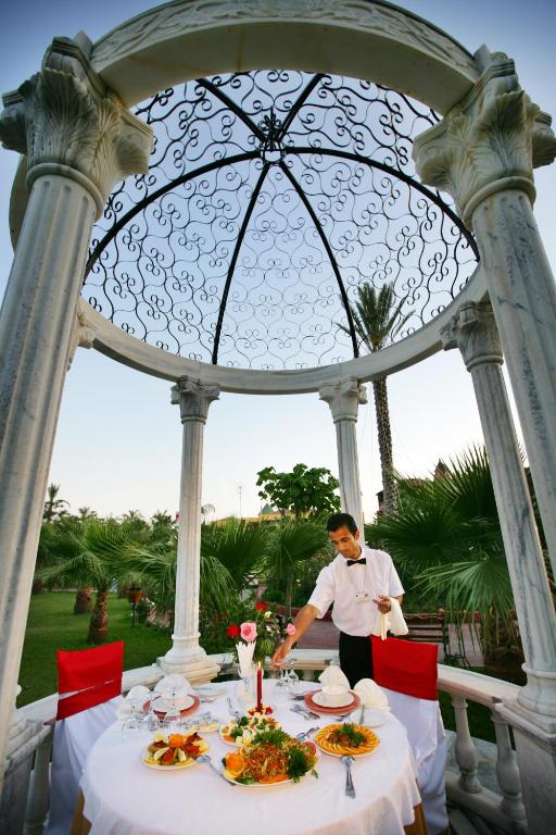 Romantiska vakariņas Saphir Hotel & Villas elegantā paviljonā.