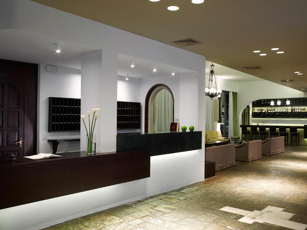 Reģistratūra Albatros Spa & Resort viesnīcā ar modernu dizainu.