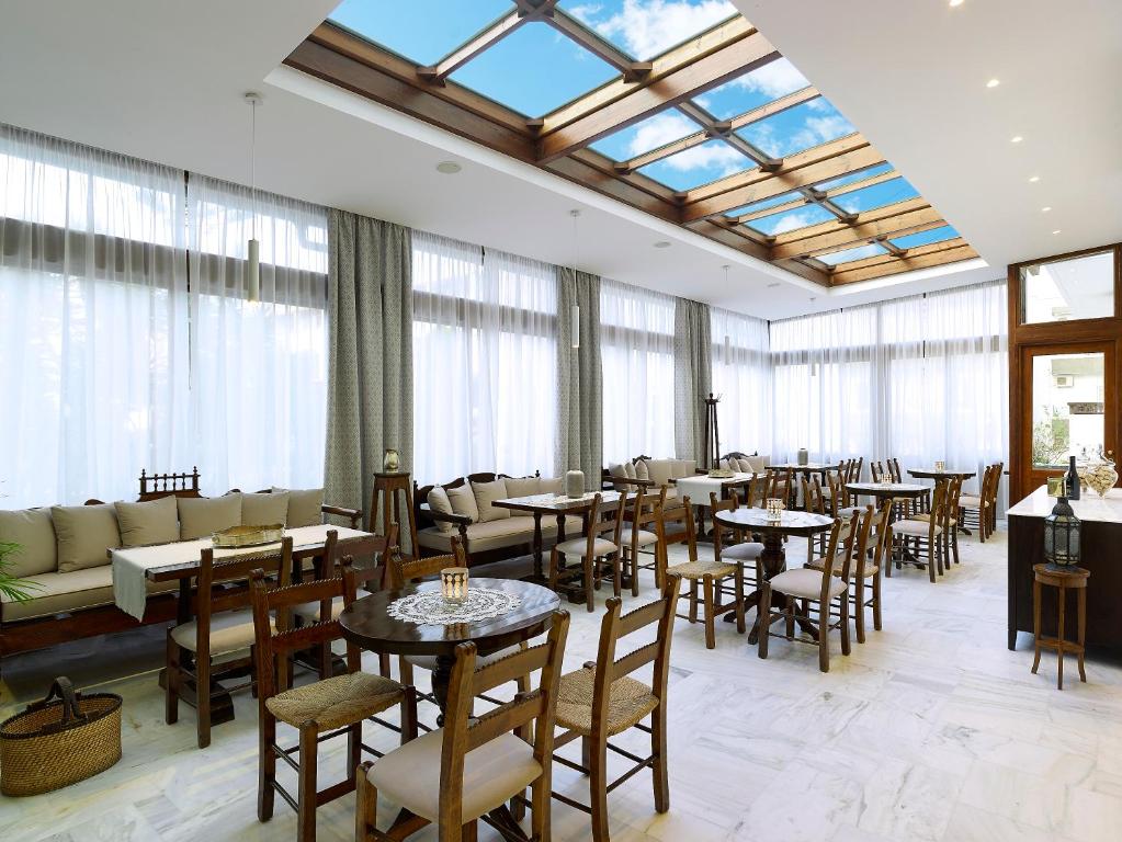 Albatros Spa & Resort moderns restorāns ar plašiem logiem un ērtām mēbelēm.