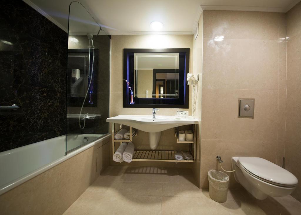 Mūsdienīgs vannas istaba Limak Atlantis De Luxe Hotel & Resort ar vannu un dušu