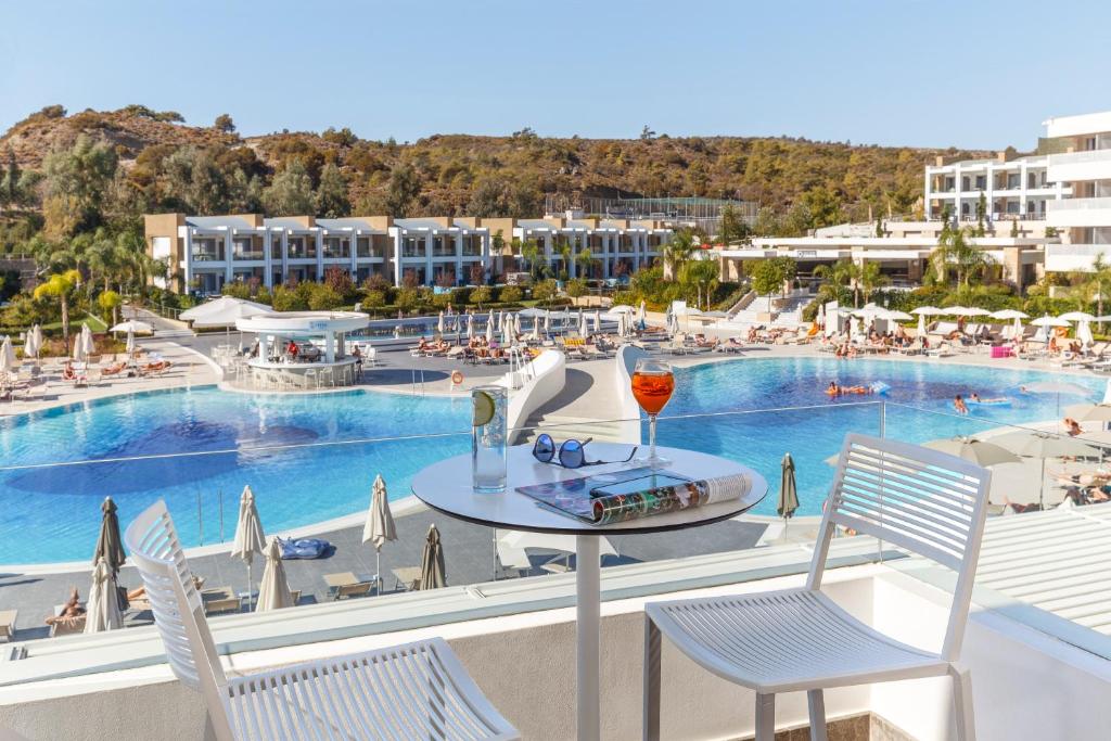 Skats uz baseinu un viesnīcu Princess Andriana Resort & Spa