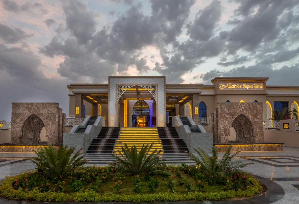Elegantā struktūra ar arābu arhitektūras elementiem un apgaismojumu, kas izceļ ieeju Allatros Aqua Park. Apkārt esošais dārzs ar zaļumiem un ziediem rada patīkamu atmosfēru.