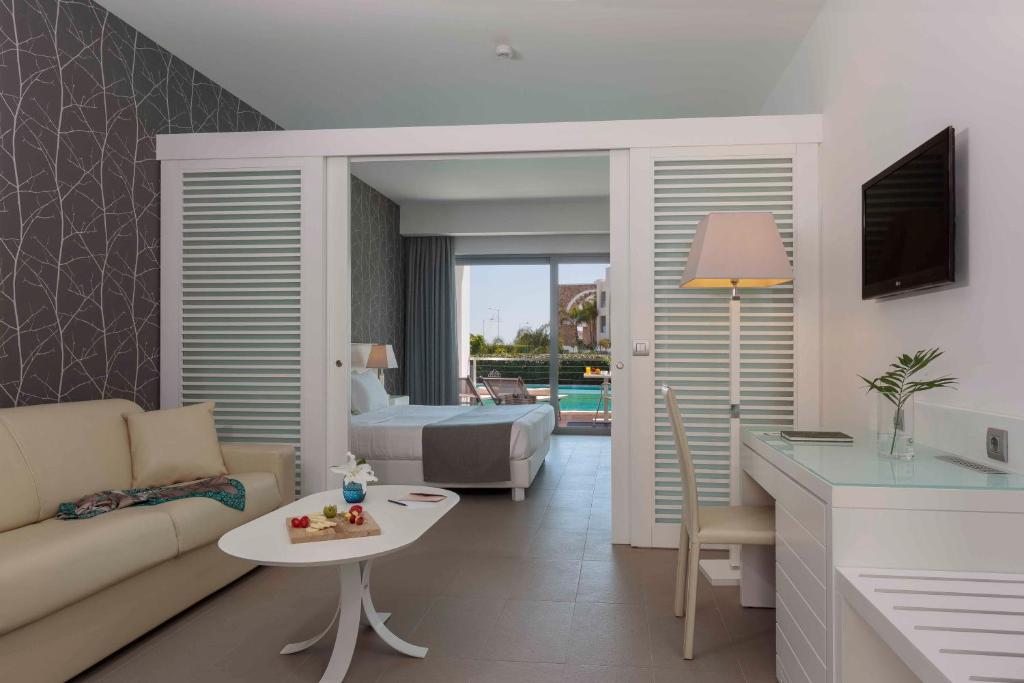 Mūsdienīgs numurs Princess Andriana Resort & Spa ar skatu uz baseinu.