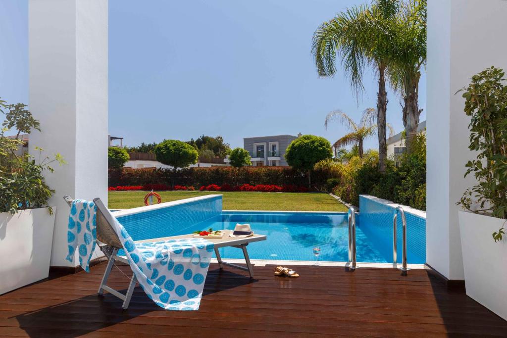 Privāta baseina zona pie Princess Andriana Resort & Spa ar sauļošanās krēslu.