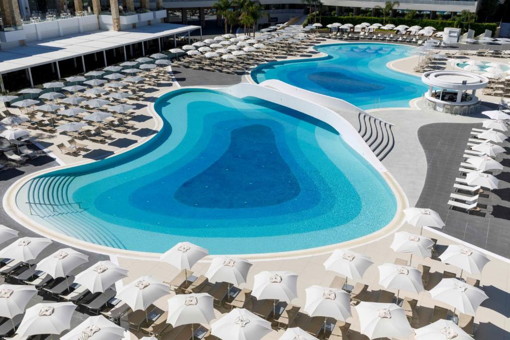 Liela, viļņota baseina skats viesnīcā Princess Andriana Resort & Spa