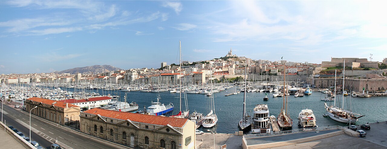 Vecais osta Marseļā, Francijā - laivas un vēsturiska arhitektūra kruīza ostā