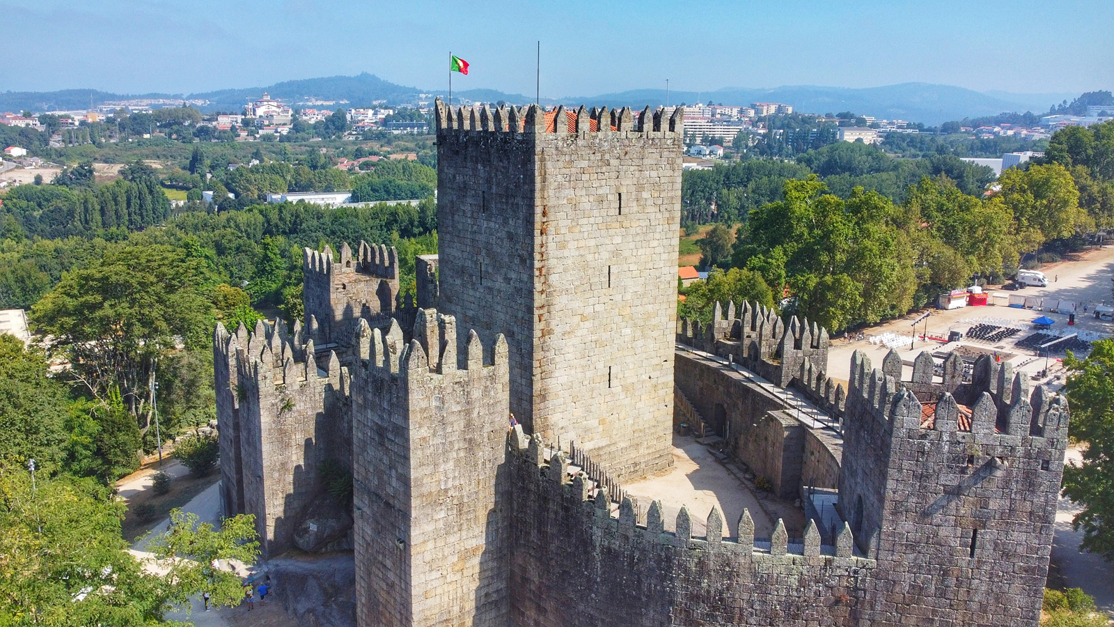 Gimaraišas pils Portugālē – viduslaiku cietokšņa arhitektūra Vanilla Travel ceļojumā