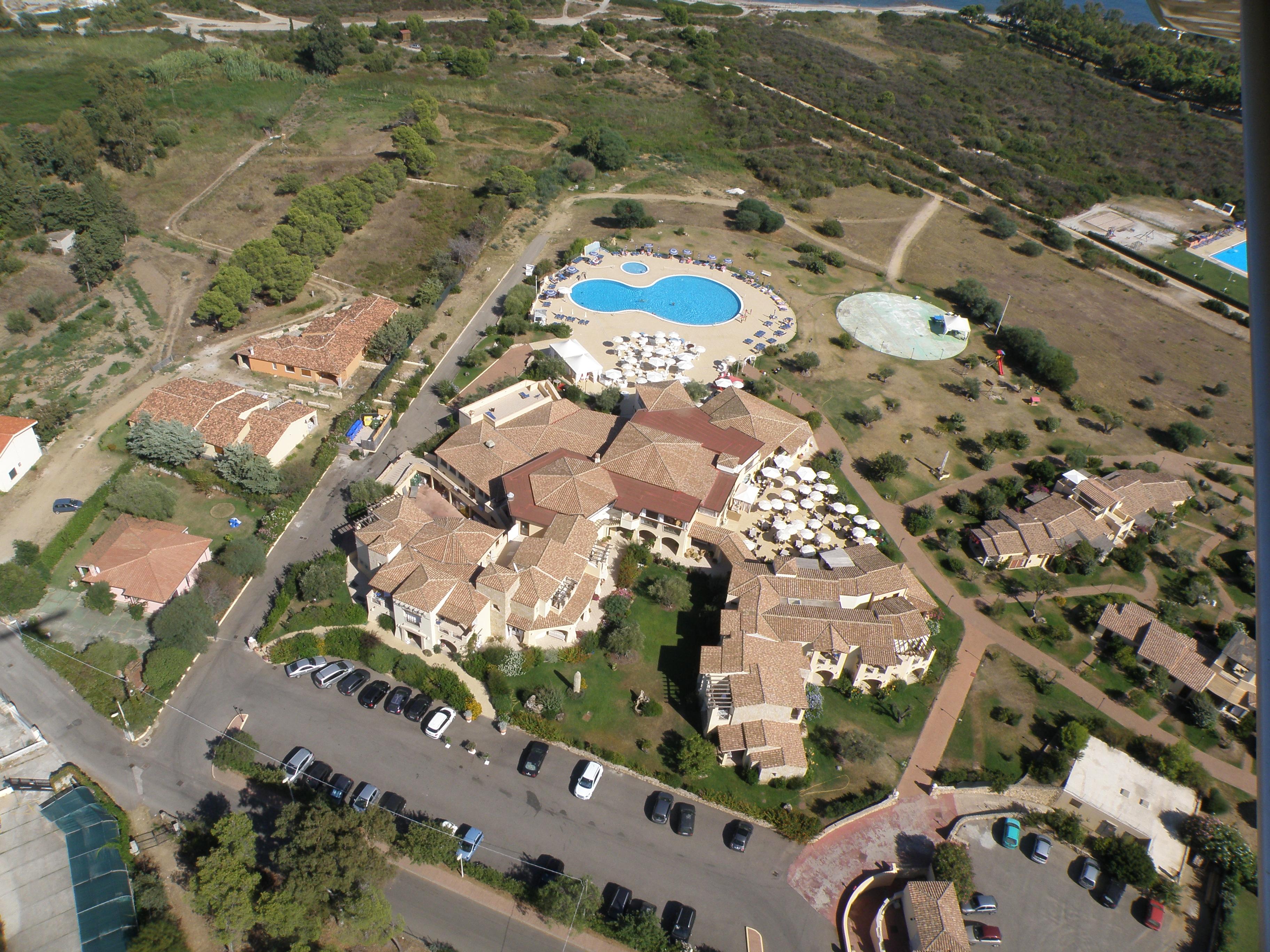 Gaisa skats uz viesnīcu Baia del Porto un baseinu piekrastē.