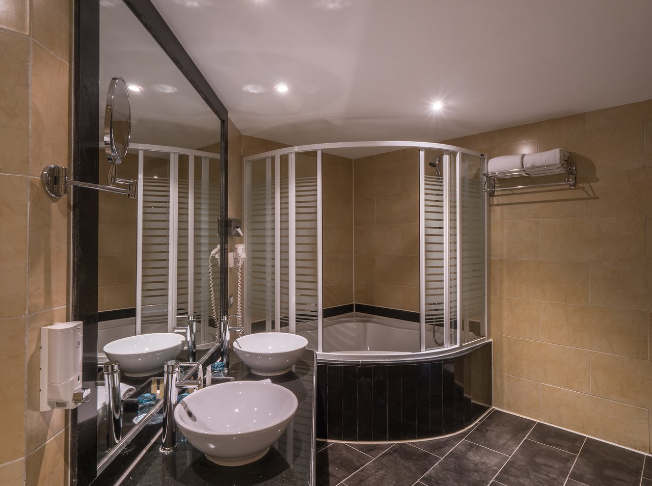 Fort Arabesque Resort vannas istaba ar moderniem elementiem.