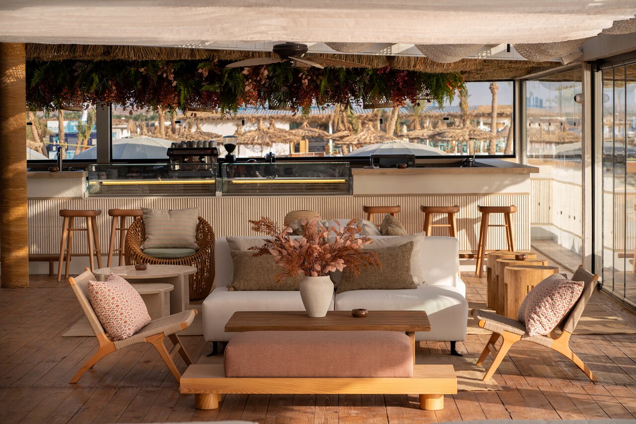 Desert Rose Resort pludmales bārs ar elegantu interjeru