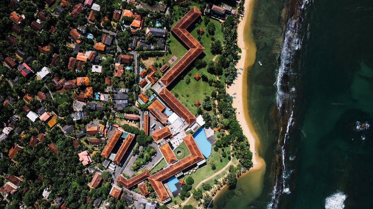 Cinnamon Bey viesnīca piekrastē ar skatu uz pludmali.