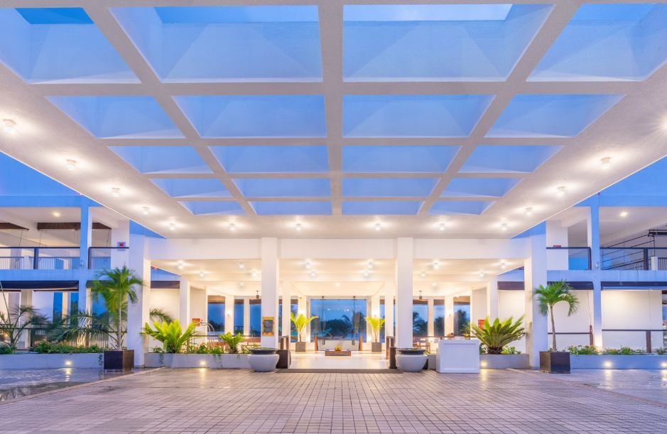 Citrus Waskaduwa viesnīcas eleganta ieeja ar apgaismotu nojumi.