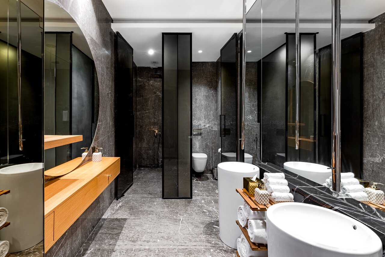 Voco Monaco Dubai elegantā vannas istaba ar modernu dizainu.