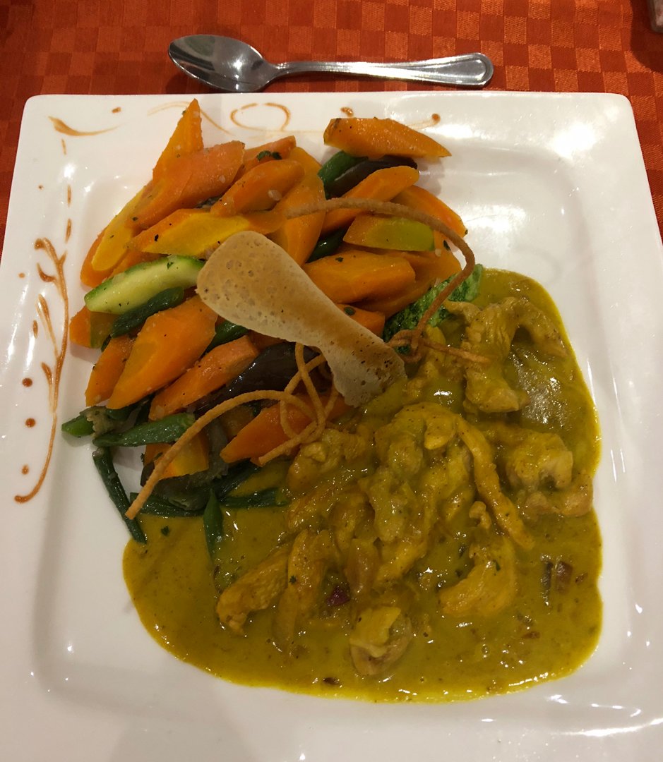 Vistas karijs ar dārzeņiem šķīvī.