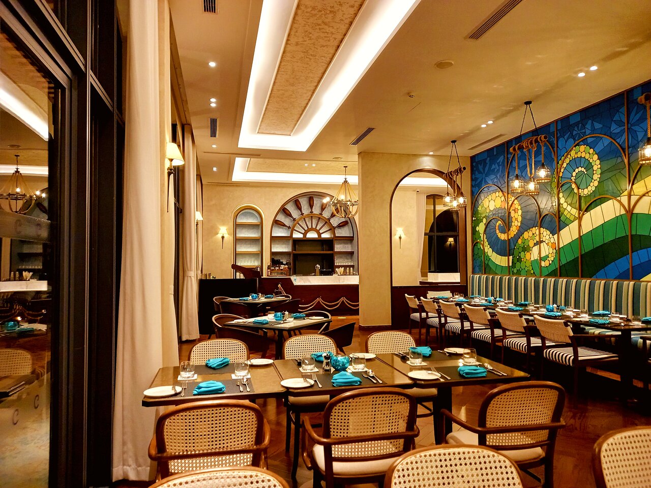 Centara Mirage Resort Mui Ne restorāns ar elegantu interjeru