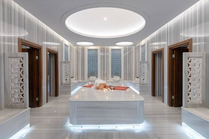 Miracle Resort Hotel spa centra tradicionālais turku hamams ar marmora apdari, centrālo akmens platformu un dekoratīviem sienas elementiem.