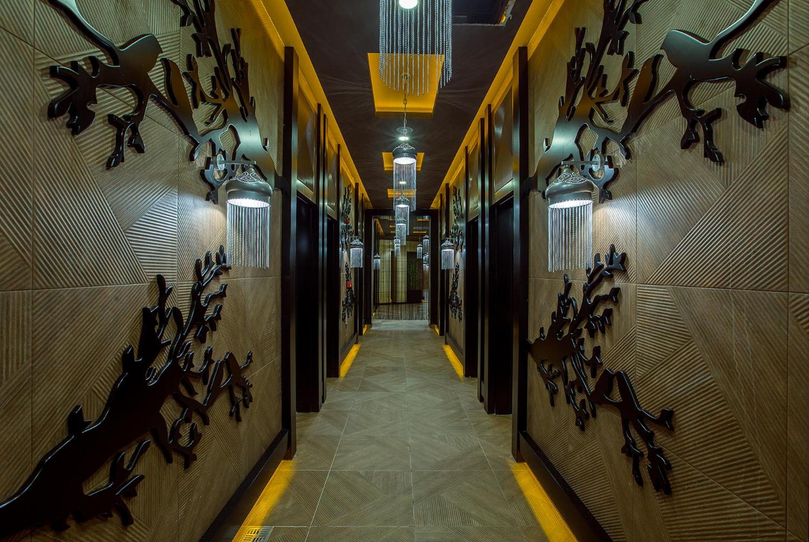 Numa Bay Exclusive Hotel spa centra gaitenis ar modernu apgaismojumu, dekoratīviem sienas elementiem un mājīgu atmosfēru