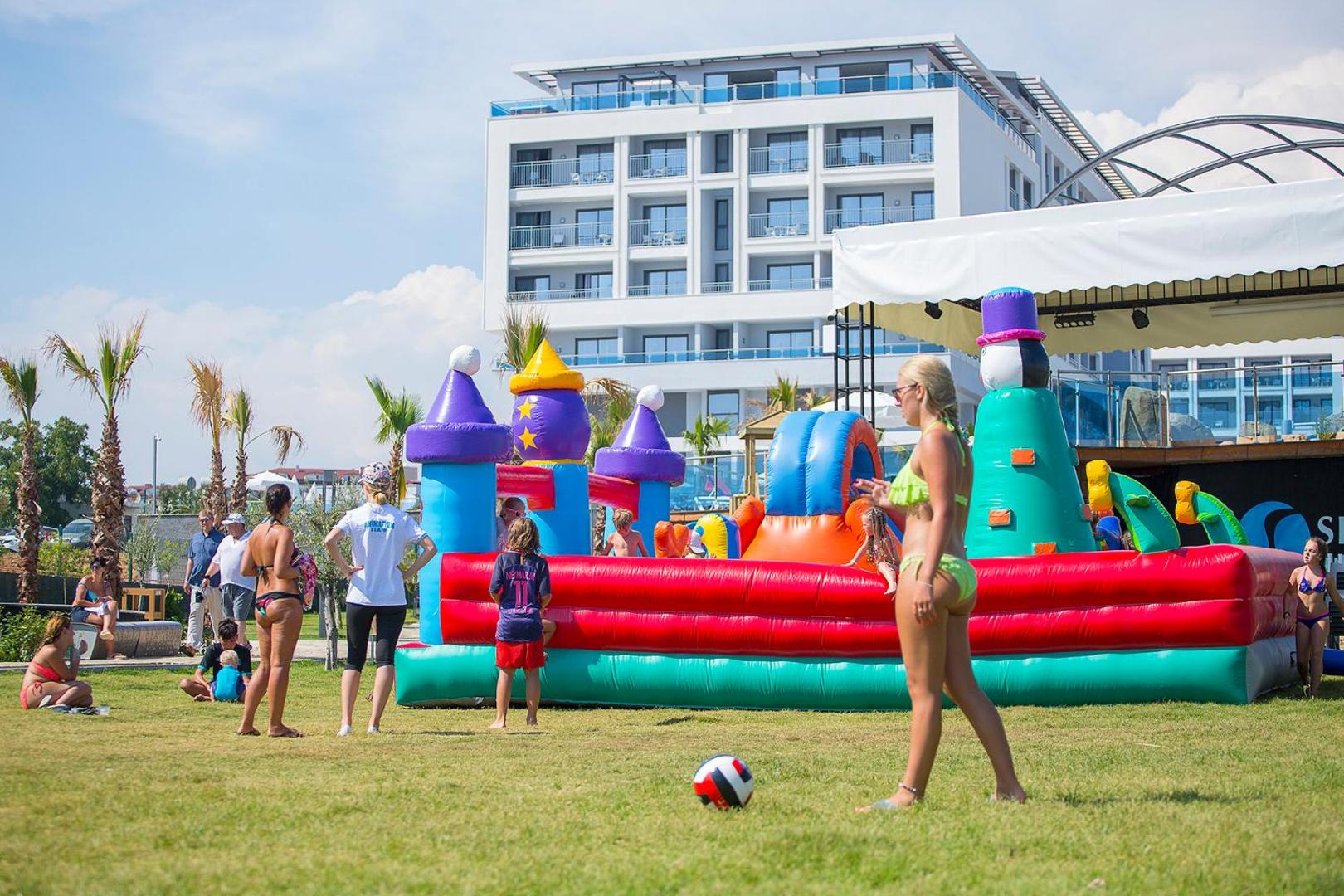 Piepūšamā atrakcija bērniem uz zāliena pie Numa Bay Exclusive Hotel galvenās ēkas Alanjas piekrastē