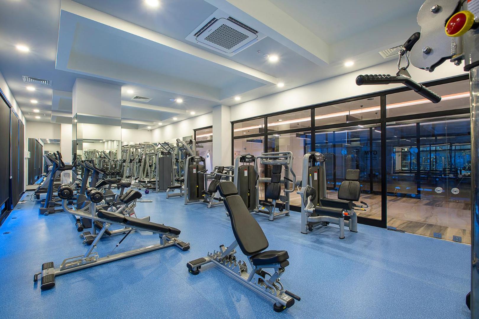 Mūsdienīgs Numa Bay Exclusive Hotel fitness centrs ar trenažieriem, svariem un plašu telpu sporta nodarbībām viesnīcas iekštelpās