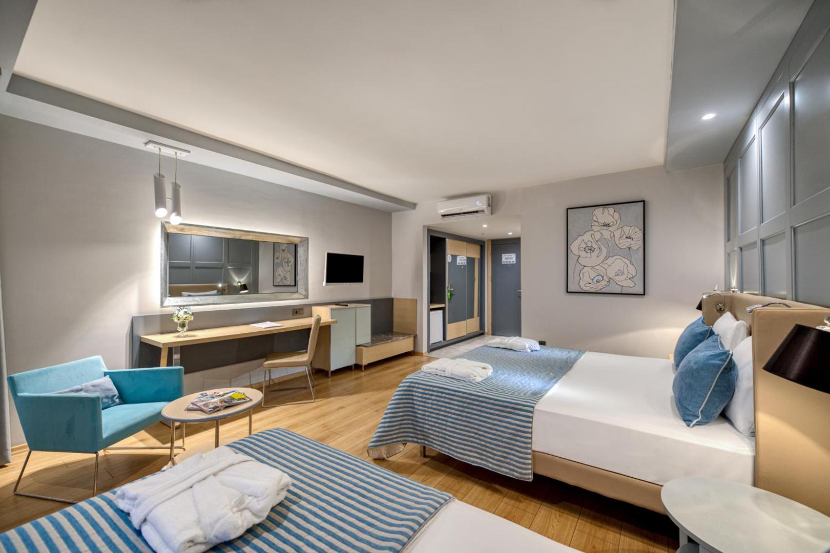 Numa Bay Exclusive Hotel numura interjers ar atpūtas zonu, darba galdu un modernu dizainu Alanjā, Turcijā