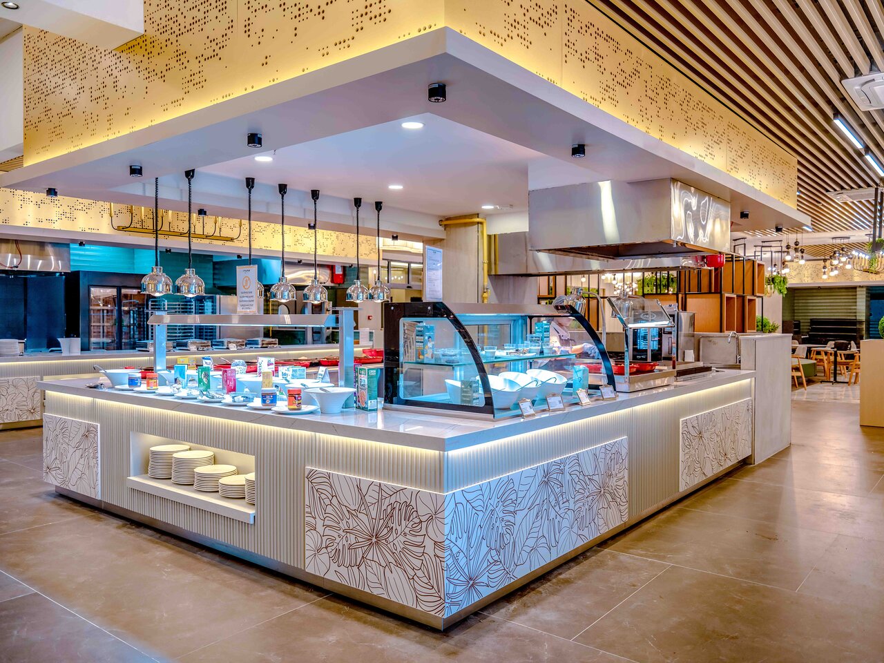 Moderna bufetes tipa restorāna zona Numa Bay Exclusive Hotel viesnīcā ar plašu ēdienu izvēli un gaismekļiem