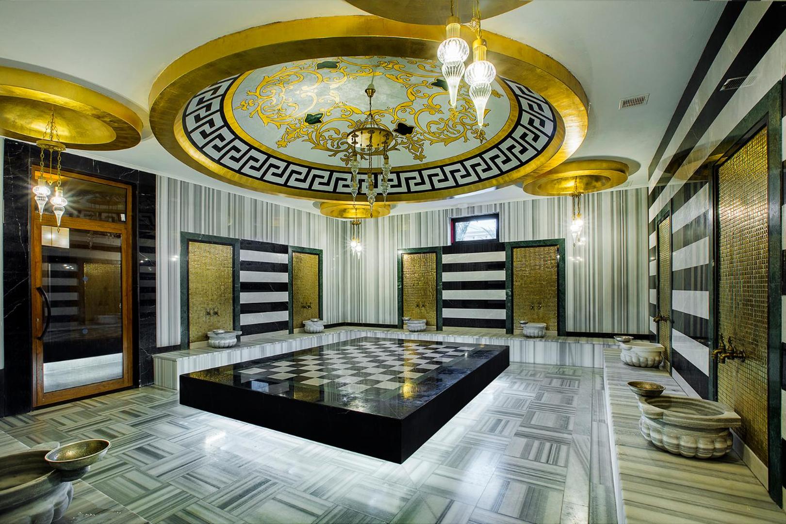 Numa Bay Exclusive Hotel grezns turku hamams ar marmora apdari, zeltītiem griestu dekoriem un tradicionāliem elementiem spa centrā
