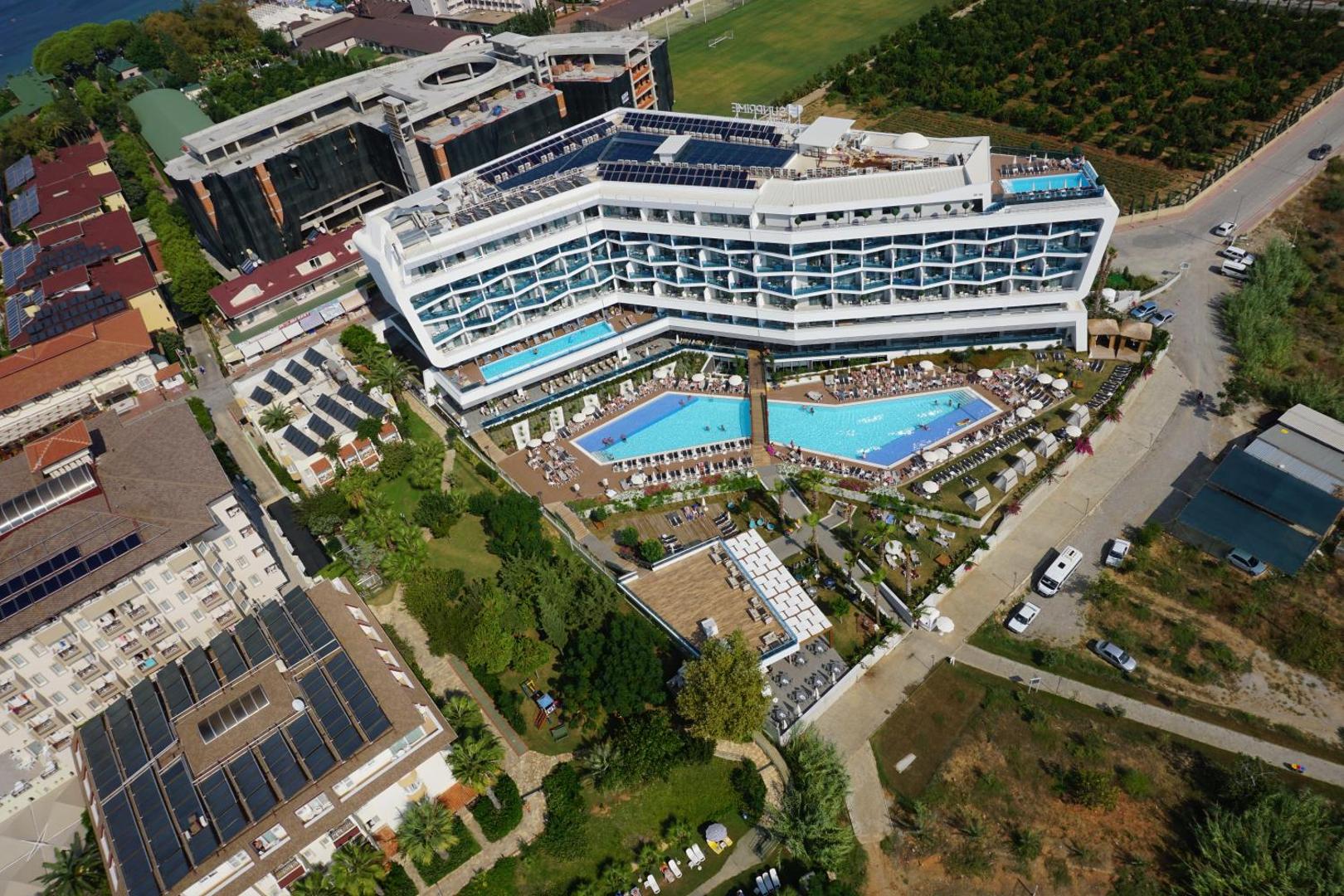 Selene Beach and Spa Hotel aerofoto skats Alanjā — moderna viesnīcas ēka ar lielu āra baseinu, sauļošanās terasēm un dārzu