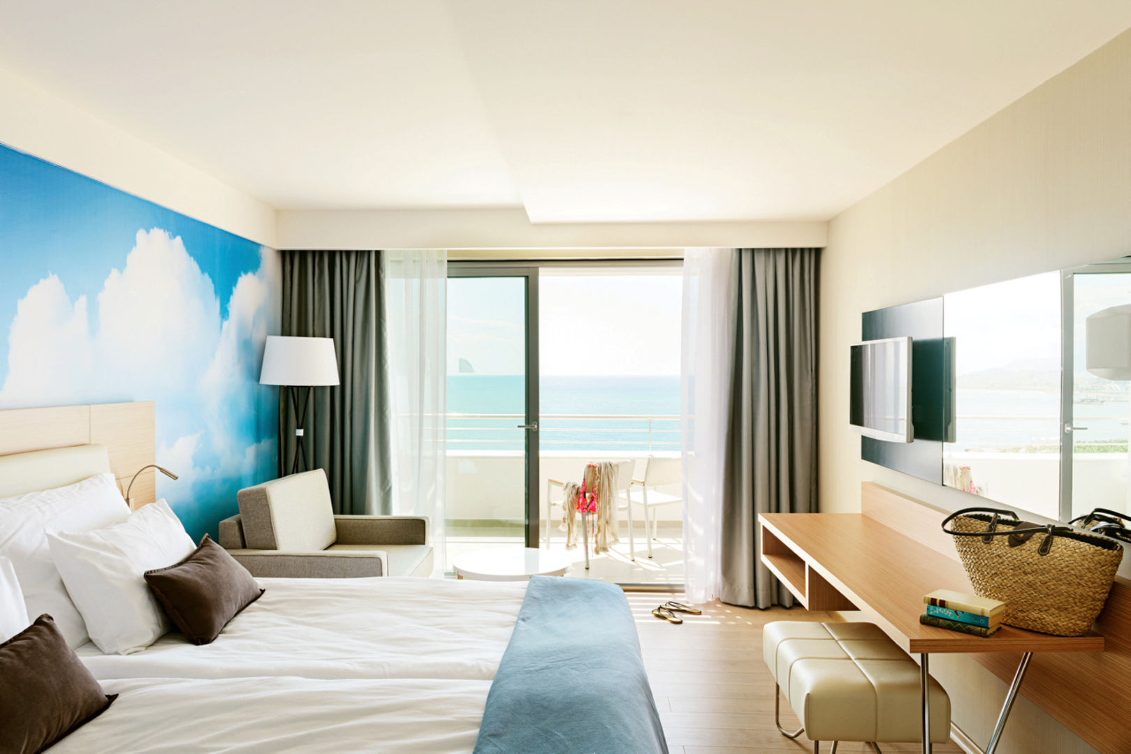 Selene Beach and Spa Hotel divvietīgs numurs ar panorāmas logu uz balkonu un jūras ainavu — minimālisma stila mēbeles un gaiši toņi