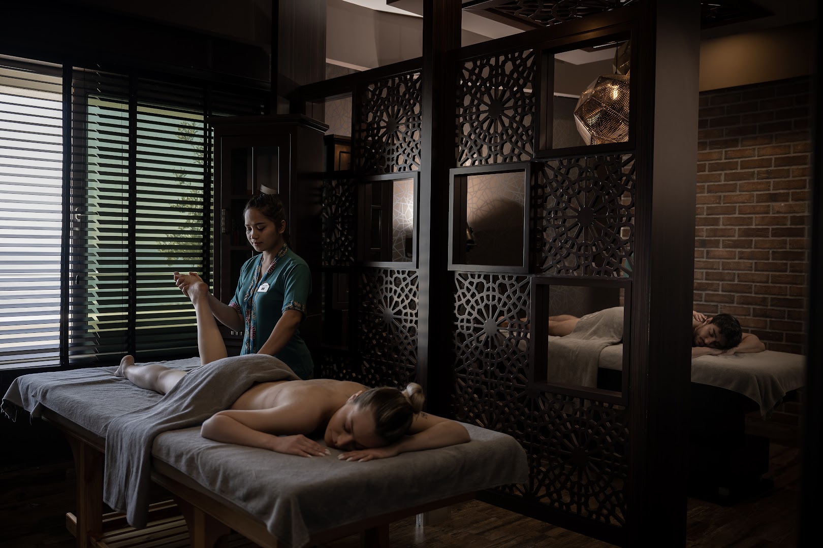 Selene Beach and Spa Hotel spa centrs Alānijā — profesionāla masāža relaksējošā gaisotnē ar austrumu stila dekoratīvajiem paneļiem