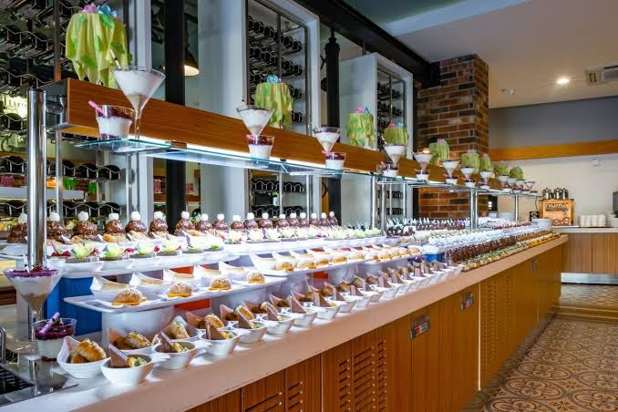 Selene Beach and Spa Hotel bagātīgā desertu bufete restorānā — daudzveidīgas kūkas, uzkodas un saldie ēdieni viesu izvēlei