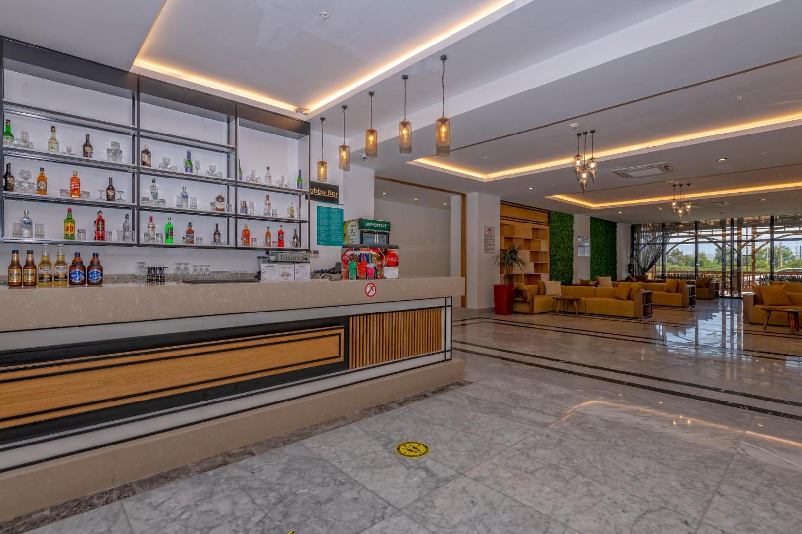 Sorgun Akadia Hotel Luxury lobby bārs ar modernu leti un atpūtas zonu Sides reģionā — plaša dzērienu izvēle un ērti dīvāni
