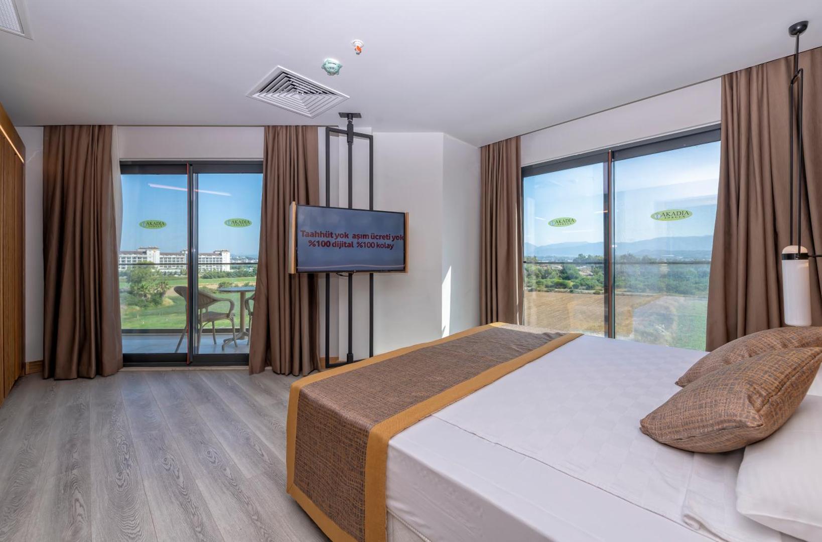 Sorgun Akadia Hotel Luxury numurs ar panorāmas logiem un skatu uz apkārtni — plaša gulta un balkons ar mēbelēm
