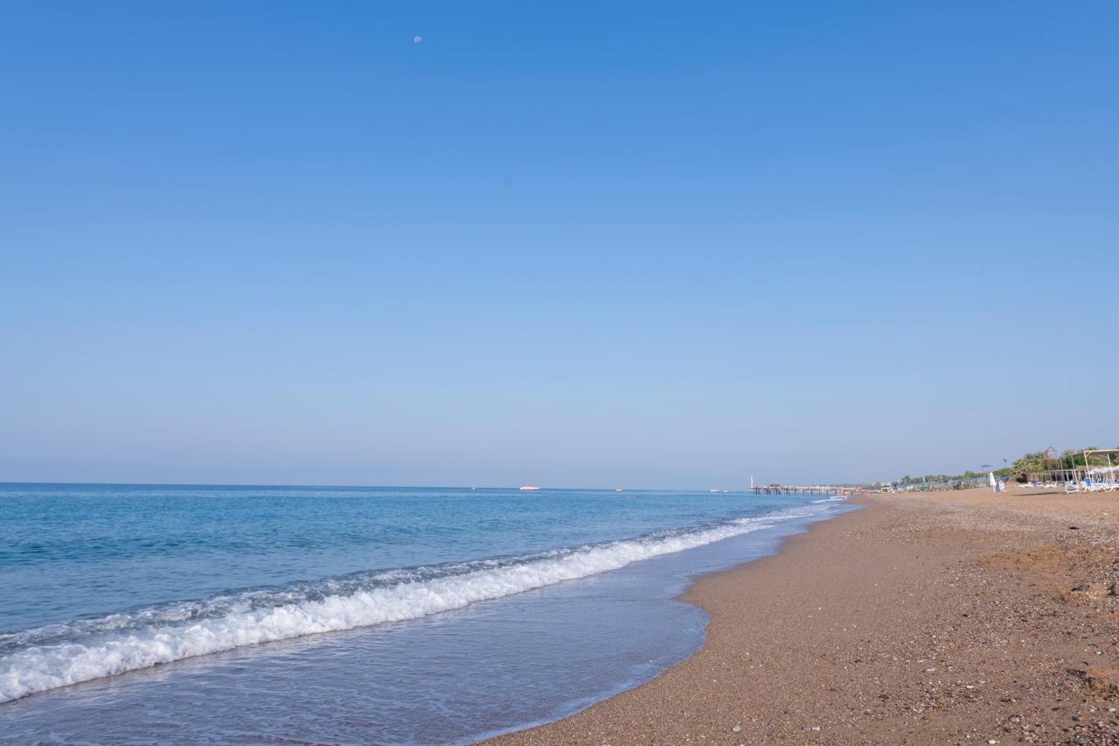 Sorgun Akadia Hotel Luxury plašā smilšu un oļu pludmale pie dzidri zilās Vidusjūras Sides reģionā, Turcijā