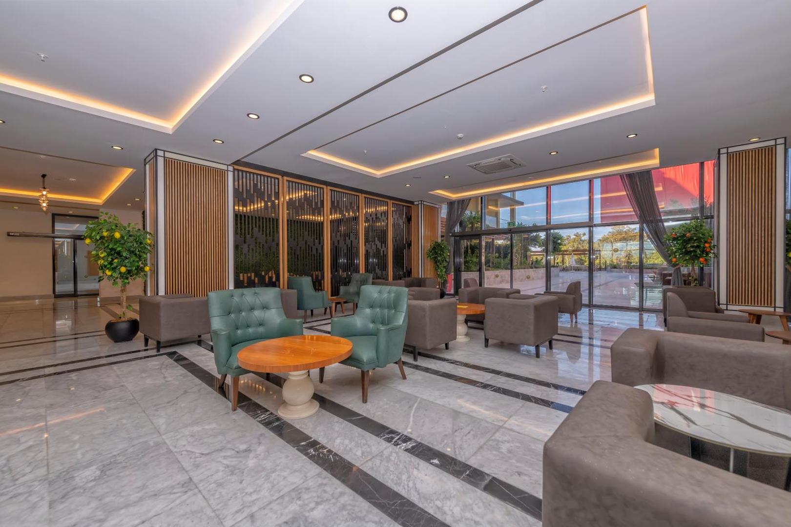 Sorgun Akadia Hotel Luxury lobby bāra atpūtas zona ar moderniem krēsliem, marmora grīdu un lieliem panorāmas logiem